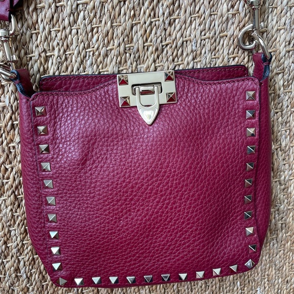 VALENTINO. Valentino Garavani Rockstud Small leather shoulder bag. Rosso. - Picture 4 of 16